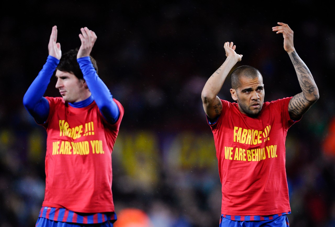 Messi & Alves supporting Muamba ©David Ramos/Gallo Images